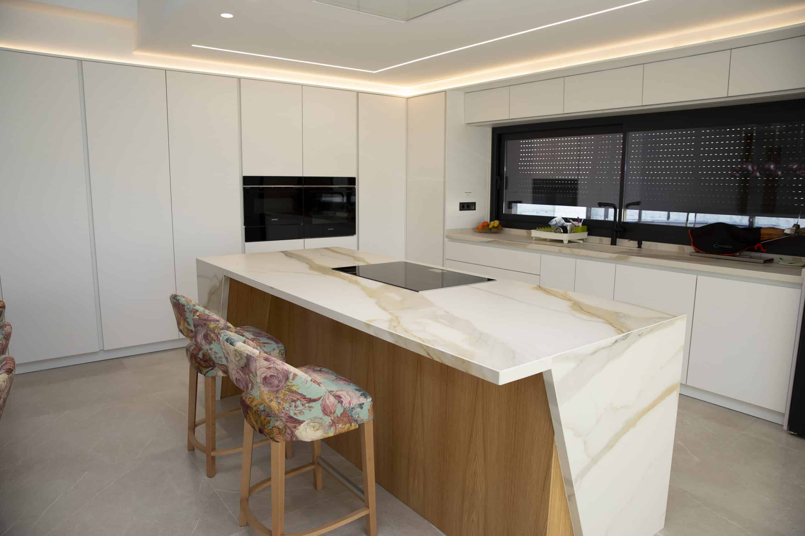 Cocina blanca a medida con muebles a doble altura