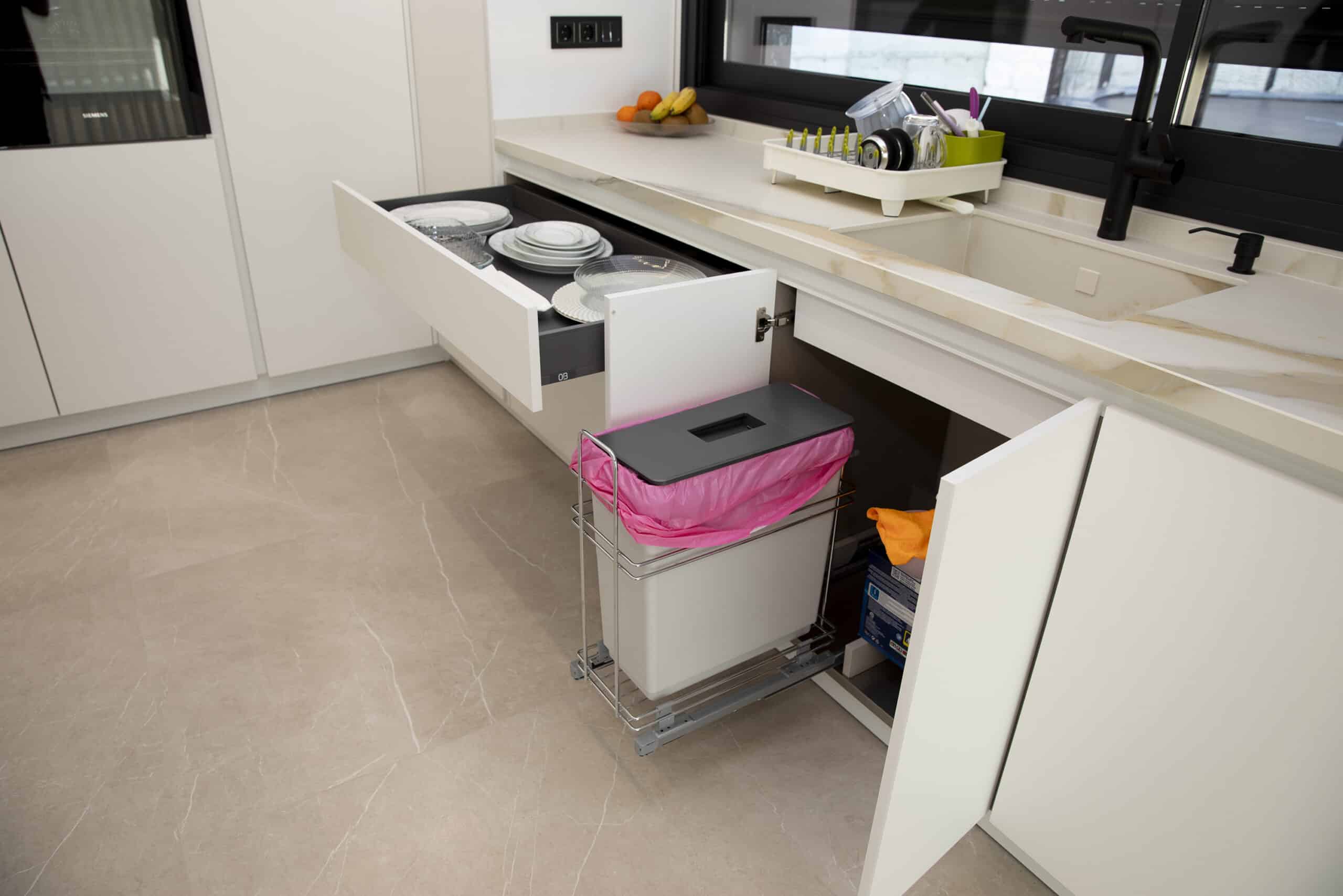 Cocina con acabado antihuellas y electrodomésticos integrados