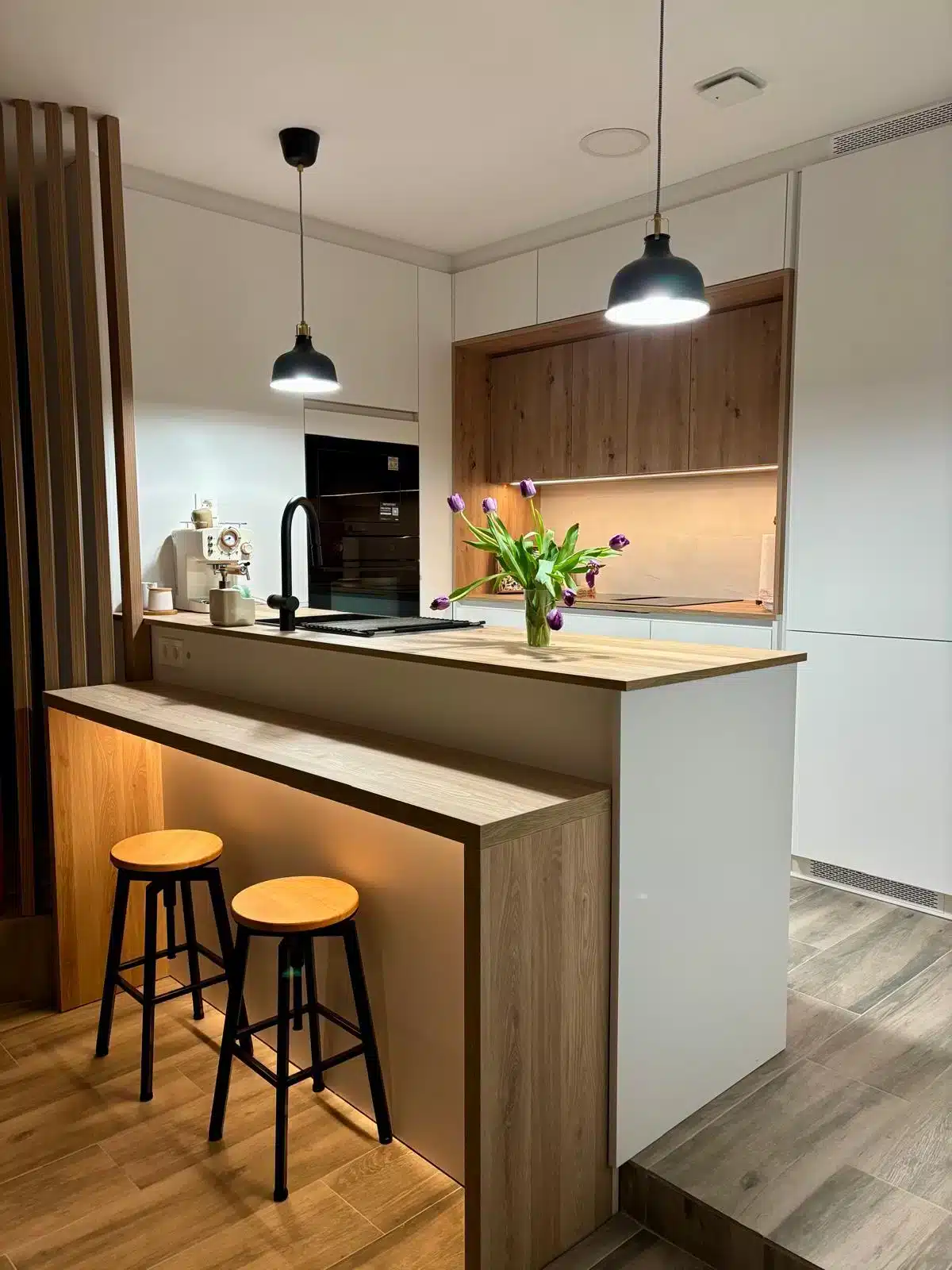Cocina a medida con isla y barra de madera