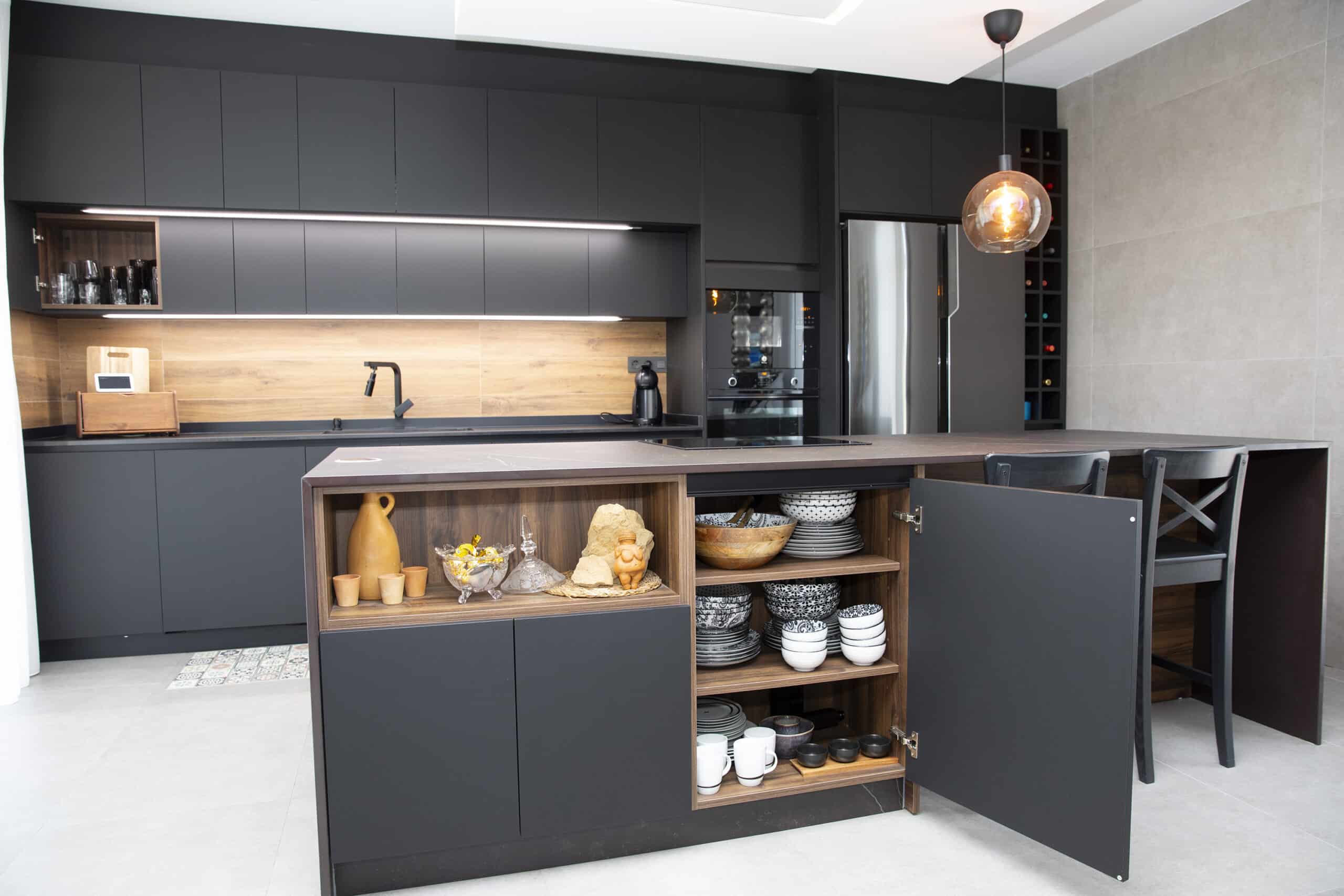 Detalle de acabados de cocina fabricada por Carpintería Pico