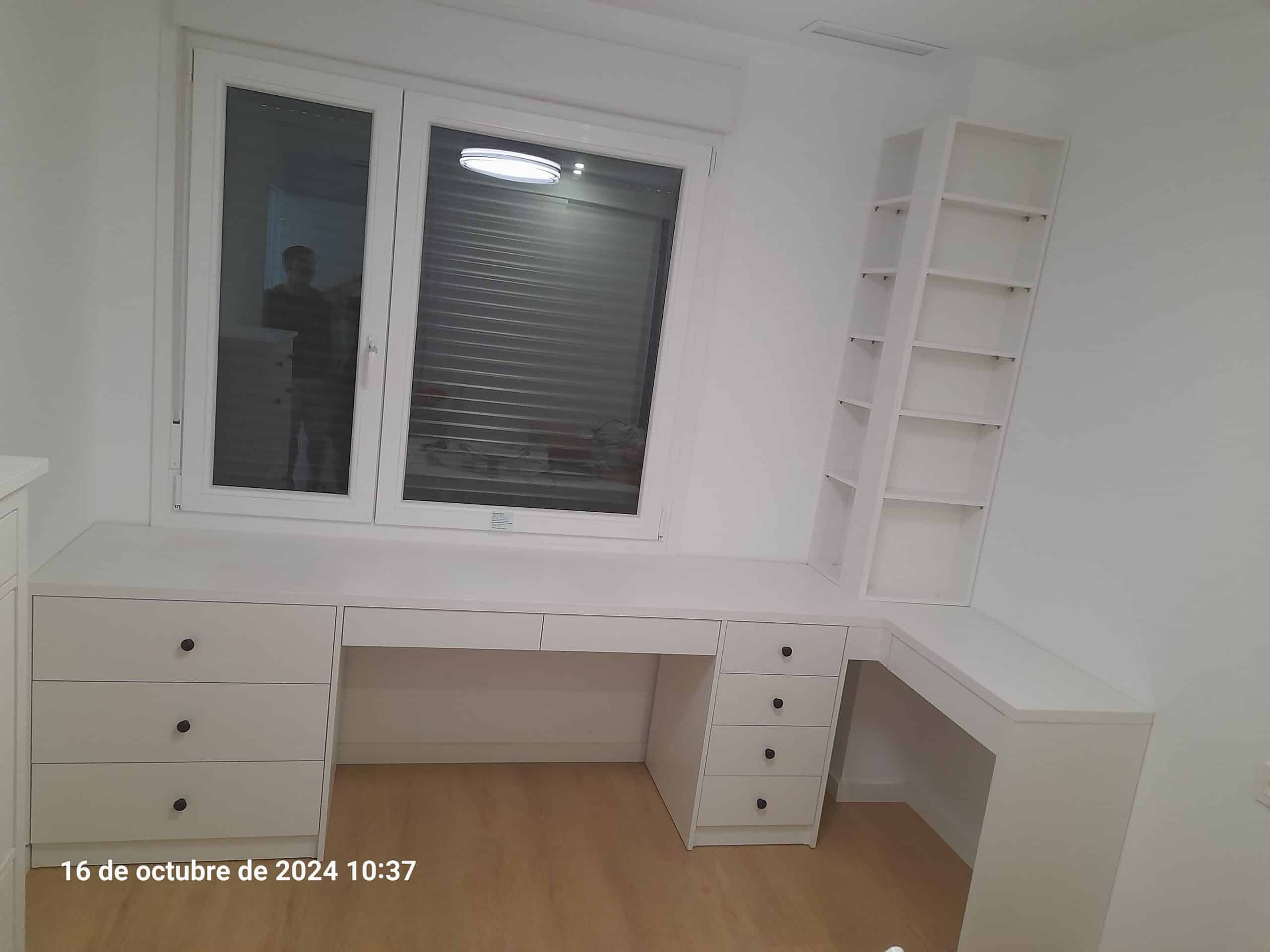 Habitación con escritorio doble integrado