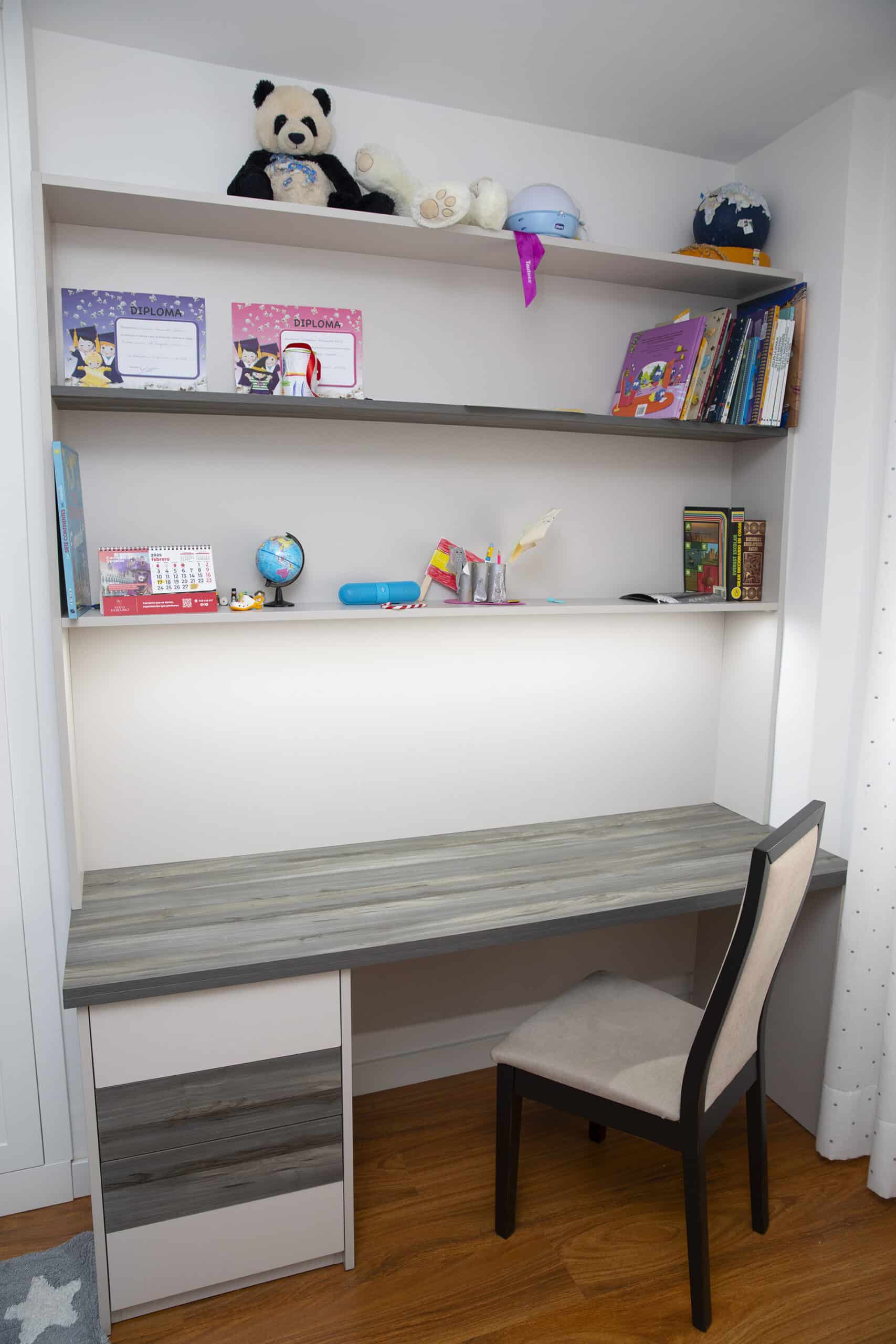 Detalle de estanterías y almacenamiento en dormitorio
