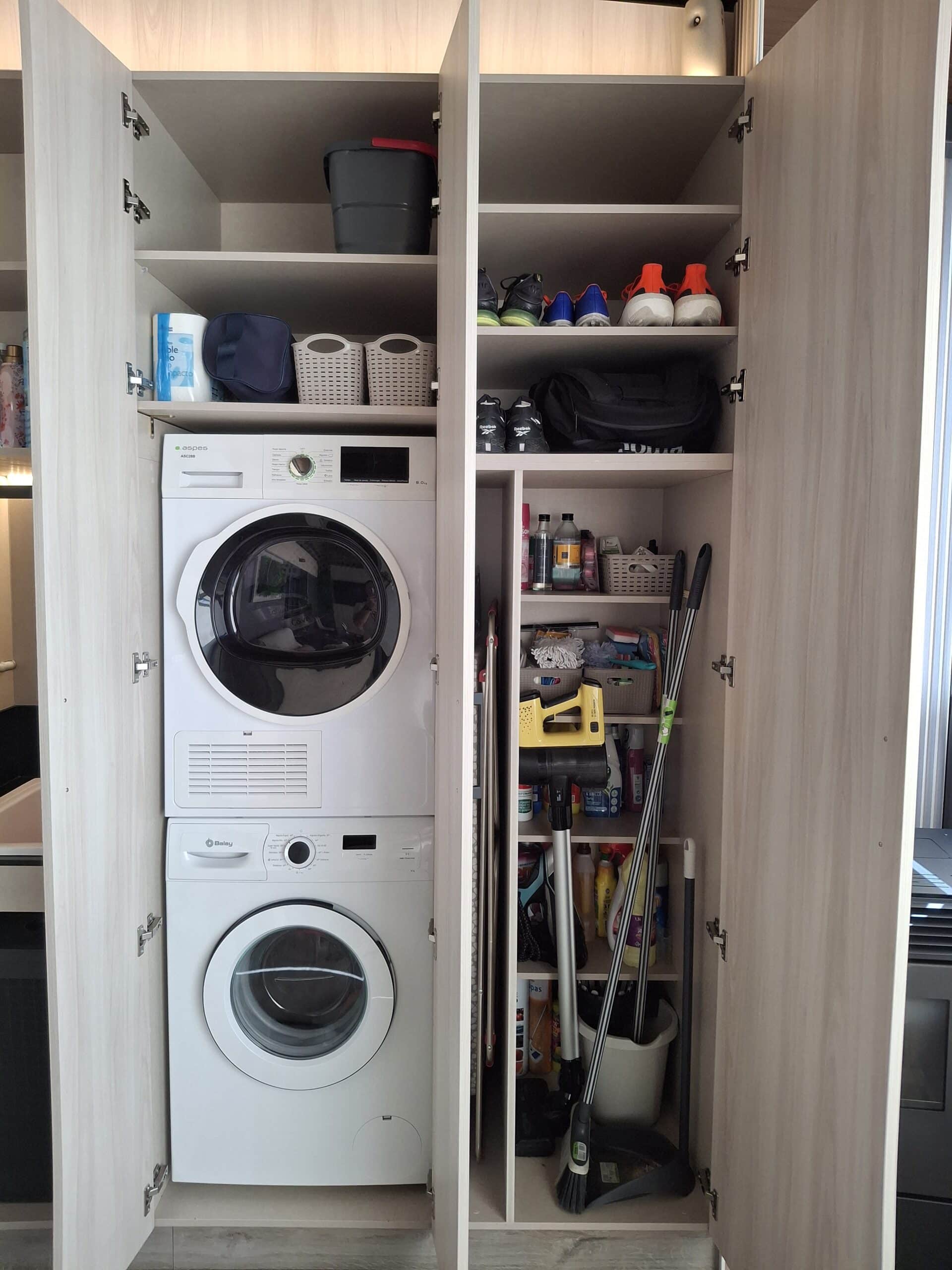 Mueble a medida con lavadora y secadora en columna