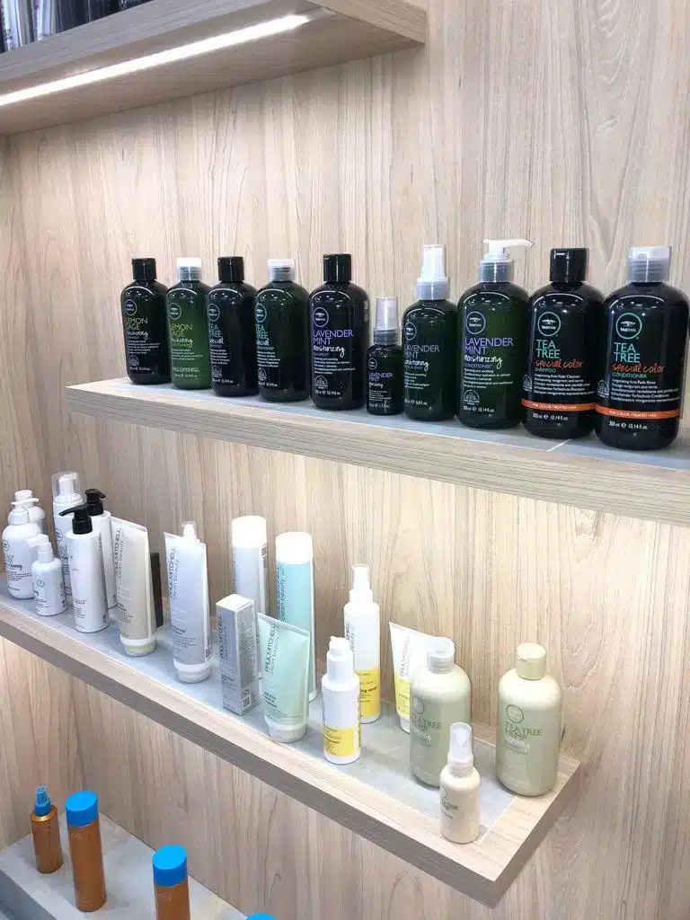 Zona de trabajo a medida en salón de peluquería