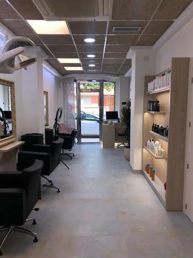 Mobiliario a medida con estanterías iluminadas