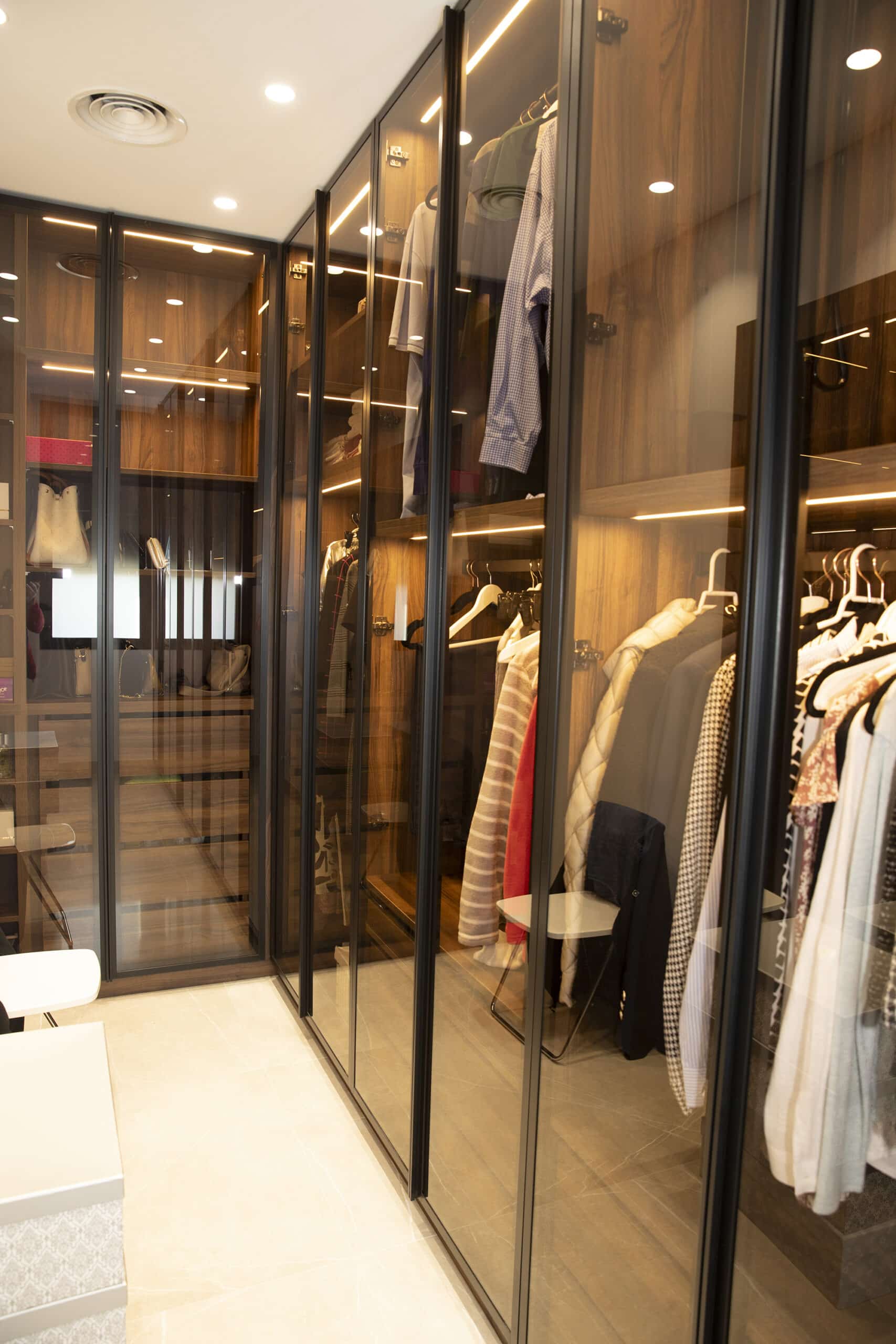 Vestidor a medida con puertas de cristal e iluminación LED