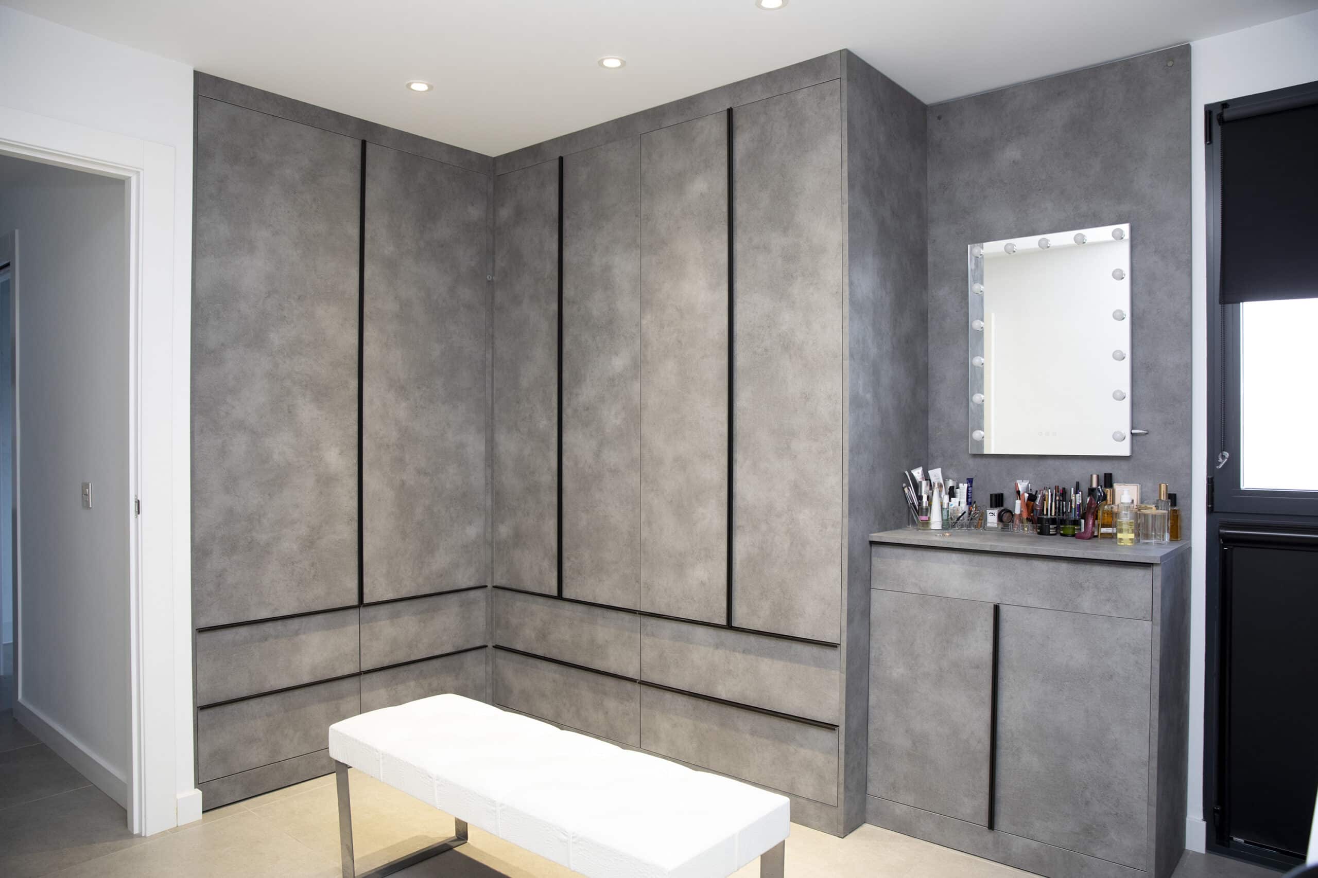 Vestidor a medida con acabado gris texturizado