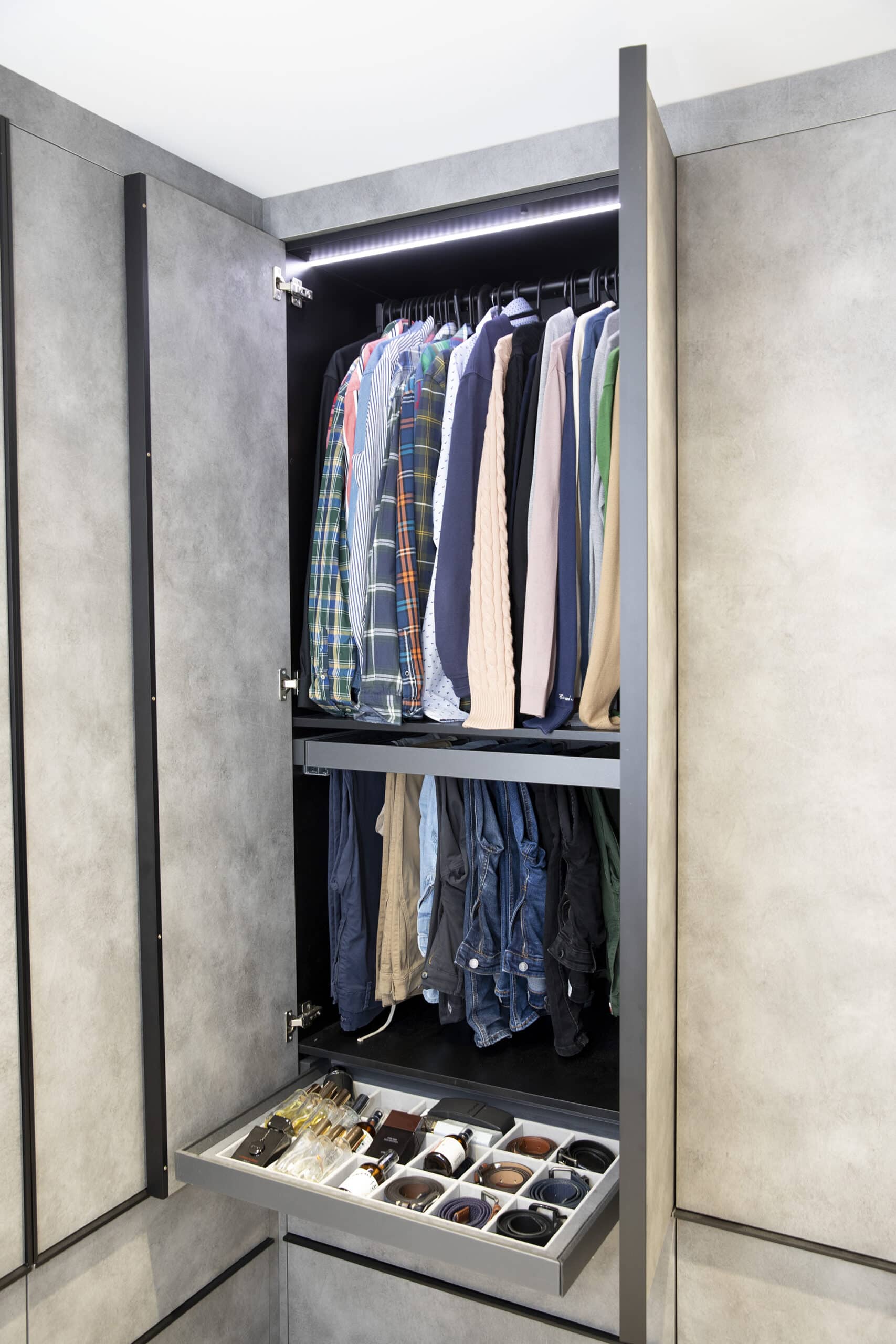 Detalle de módulos interiores de vestidor a medida